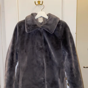 Grå kappa - Inte använd mycket! Ingen frakt tillkommer.