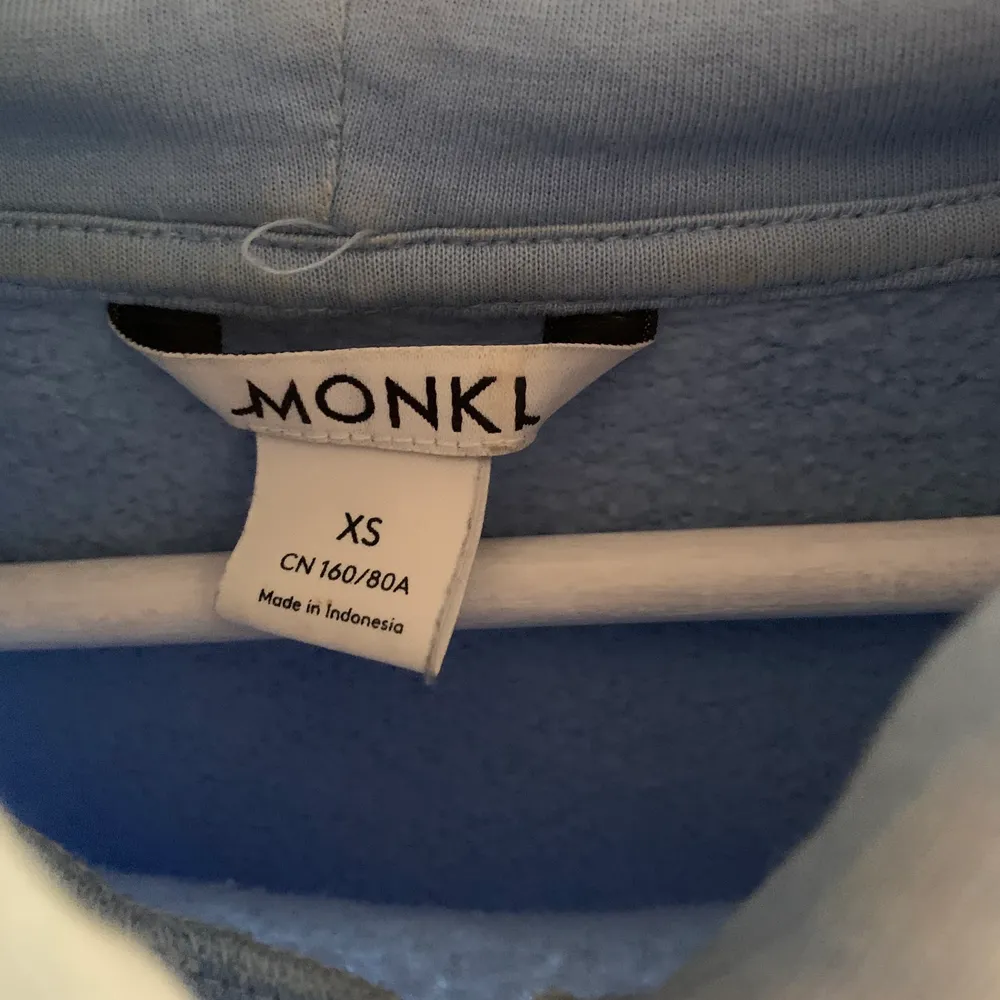 Ljusblå hoodie från monki i otroligt fint skick, knappt använd. Otroligt skön och lite oversized i storleken så skulle mer säga att den sitter som en S/M. Hämtas i Uppsala eller postas mot fraktkostnad🌊💕. Hoodies.