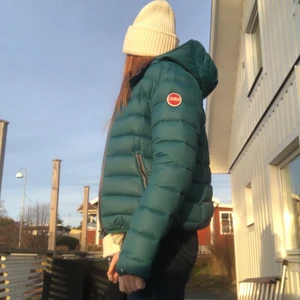 Colmar jacka - Världens skönaste jacka till salu! Min colmar jacka är cirka i strl s och funkar perfekt som en vinterjacka. Jag köpte den för några år sedan då nypriset var runt 2800 och nu säljer jag den för 1000kr ink frakt. (Dock ett litet hål vid armen) Kontakta mig för mer information!🥰