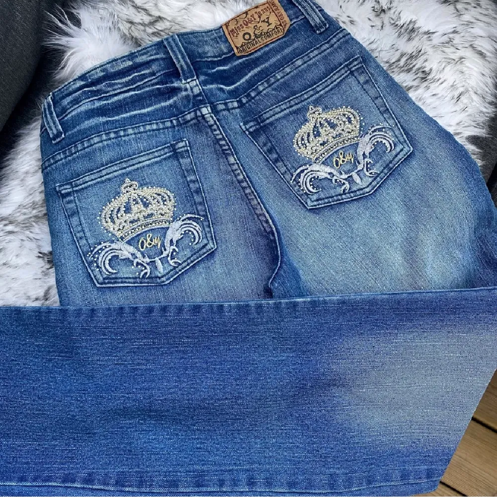 Sjukt snygga jeans, köpta här på Plick för 380kr och säljer pga använder inte lika mycket längre. Dem är i storlek 38 men har en passform i 34/36, low/mid Rise och är raka i modellen (Lånade bilder) 💜💜lagt bud är lagt bud💜. Jeans & Byxor.