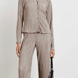 Gina Tricot HELT NYTT - Beställde detta underbara settet men det var alldeles för litet för mig tyvärr:( byxorna är i strl S och tröjan i XS. Inköpt för totalt 598kr