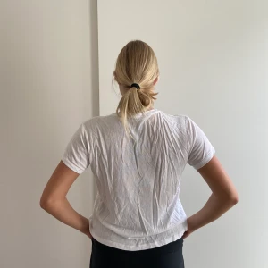 Sjukt cool t-shirt  - Tryck och hål på tröjans framsida, bra skick!