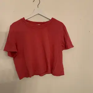 Kort röd/korall-färgad t-shirt från Zara. strl L men passar mig som är S , beroende på hur du vill ha den. Sitter som vanlig ”loose” t-shirt på mig. Köparen står för frakt