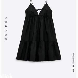 Populära Zara klänningen. Slutsåld och aldrig använd! Nypris 349kr (andra bilden lånad) SITTER SOM S Köp durekt: 400kr