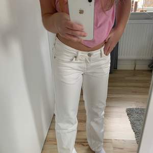 Säljer mina favorit lågmidjade jeans från weekday i modellen arrow då de tyvärr är för små för mig, jättebra skick💕