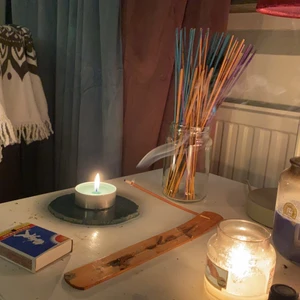 rökelse <3 - säljer rökelse för er som är intresserade! 3kr/pinne eller paketpris 4st för 10kr <3 finns just nu i dofterna Cedarwood, Lavender, Jasmine, Romance, Spiritual Healing och Amber