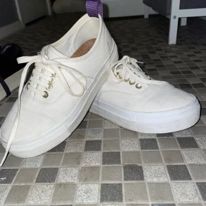 Eytys mother canvas  - Vita Eytys i storlek 36. Nypris 1200kr, mitt pris 400kr (diskuterbart vid snabb affär) Jag har använt de vid fåtal tillfällen men de syns lite som kan ses på bilderna. 