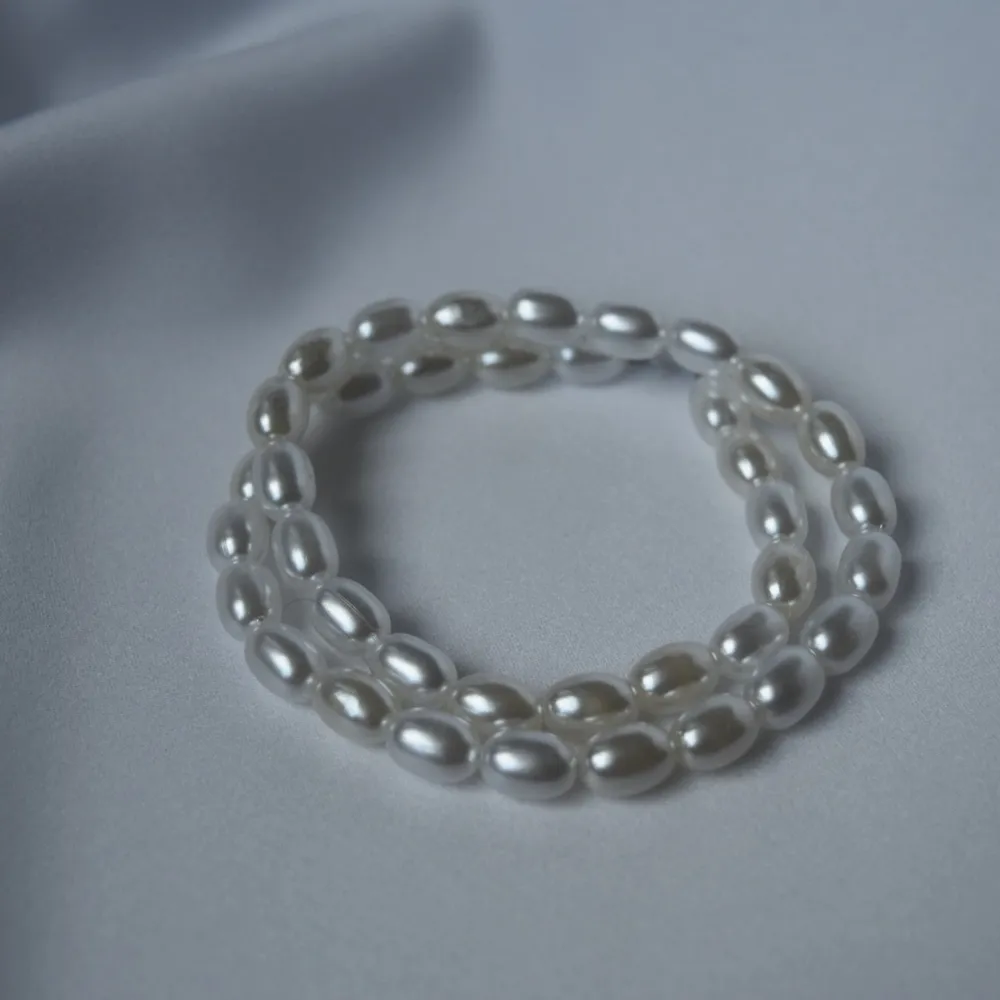 Väldigt fint och simpelt halsband med vita ovala stora pärlor- Halsbandet är 40cm. Tillkommer spänne och ringödlor som gör att halsbandet kan justeras efter önskad storlek.. Accessoarer.