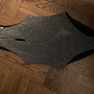 HM glittrig body - Small. Använd en gång.