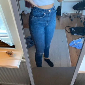 Gina Jeans  - Gina tricot jeans. Tajta mörkblåa jeans med hål i knäna! Det är från Ginas ”Good project”. Aldrig använda. 🔥