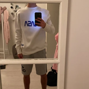 Rumble Nasa crewneck strlk M - Helt ny den var för stor för mig. köpte den för 600 kr. Skit bra kvalite och jätte skönt plagg. Hade haft kvar den om den hade passat