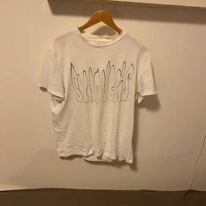 Our Legacy t-shirt  - En our legacy box tee med soft print. Jag e 177 o så sitter den på mig. Köpte för typ 1-2 år sen. Inga flaws som hål eller liknande, bara använd en hel del. Köpare betalar frakt, betala me swish. Fråga om de är nåt!