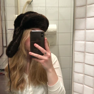 Pälsmössa - Superfin pälsmössa i brunt! Skulle gissa på ganska gammal, vintage! Superfin och inga skador!!