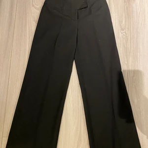 Svarta kostymbyxor  - Ett par svarta kostymbyxor. Helt vanliga, raka från empress i storlek 38. Byxorna är tyvärr för små för mig så kan dessvärre inte få någon bild när de sitter på, men de är ganska lågmidjade. Köparen står för eventuell frakt ☺️
