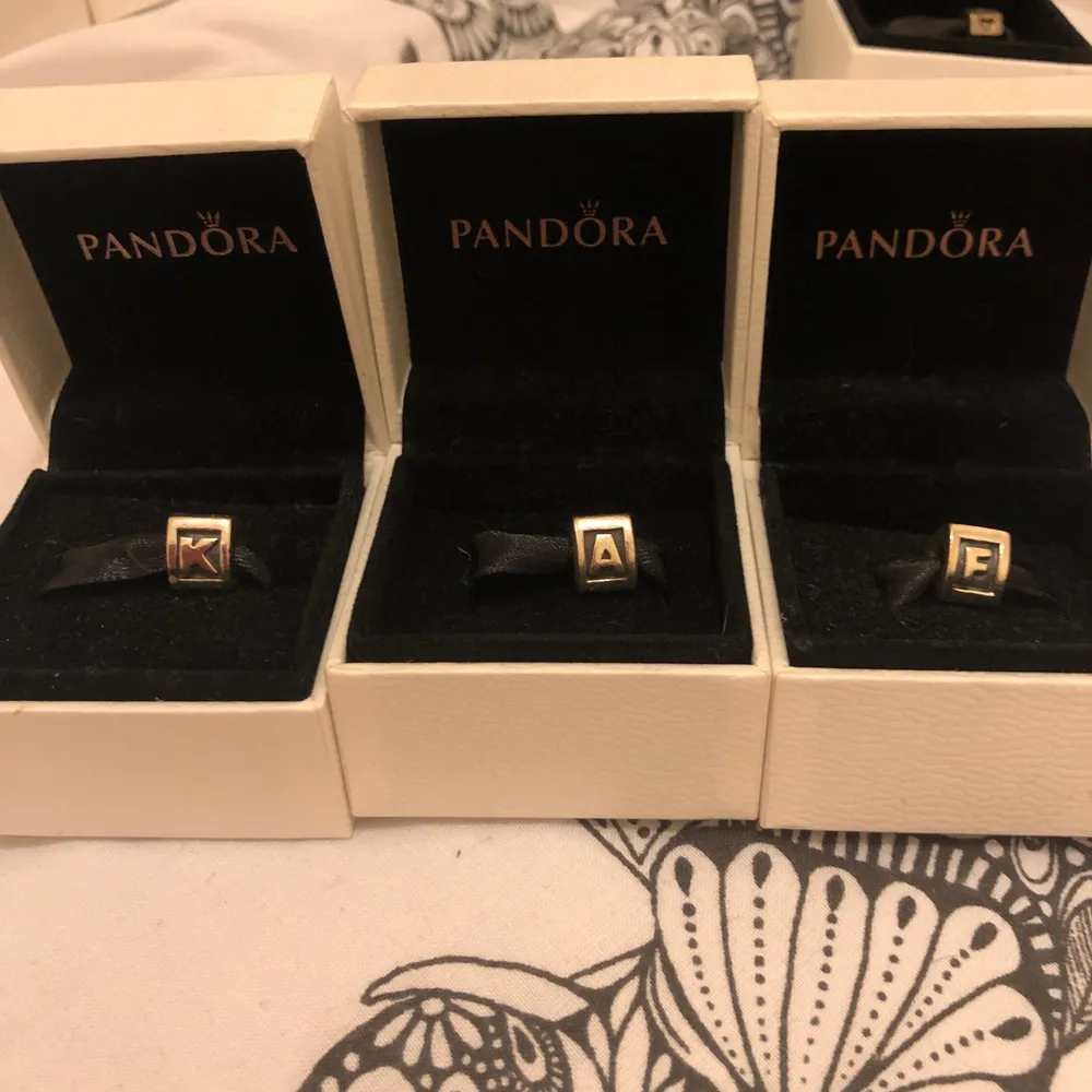Pandora charms comes in original box and bag colour silver s925ale… prices are from £20 each or bundle deals . Accessoarer.