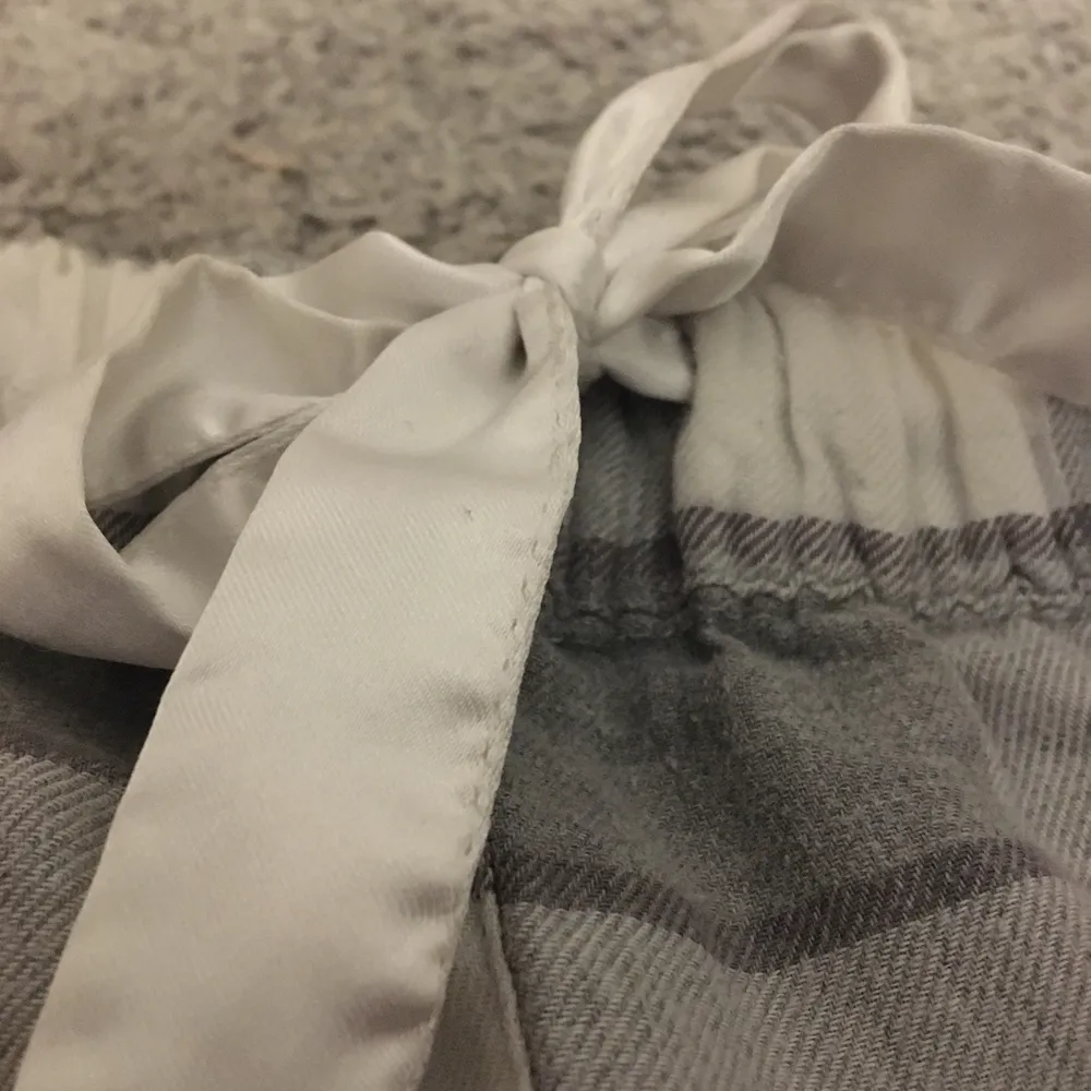 Ett par pyjamas byxor i vit och grå, säljer då de är snäppet små för mig, säljer för 100kr+frakt( pris kan möjligtvis diskuteras)💓. Jeans & Byxor.