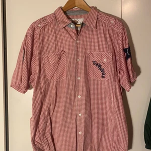 Ed hardy skjorta - Snygg röd rutig Ed Hardy skjorta med riktigt trevligt motiv på baksidan. Öppen till frågor, funderingar och priser! 