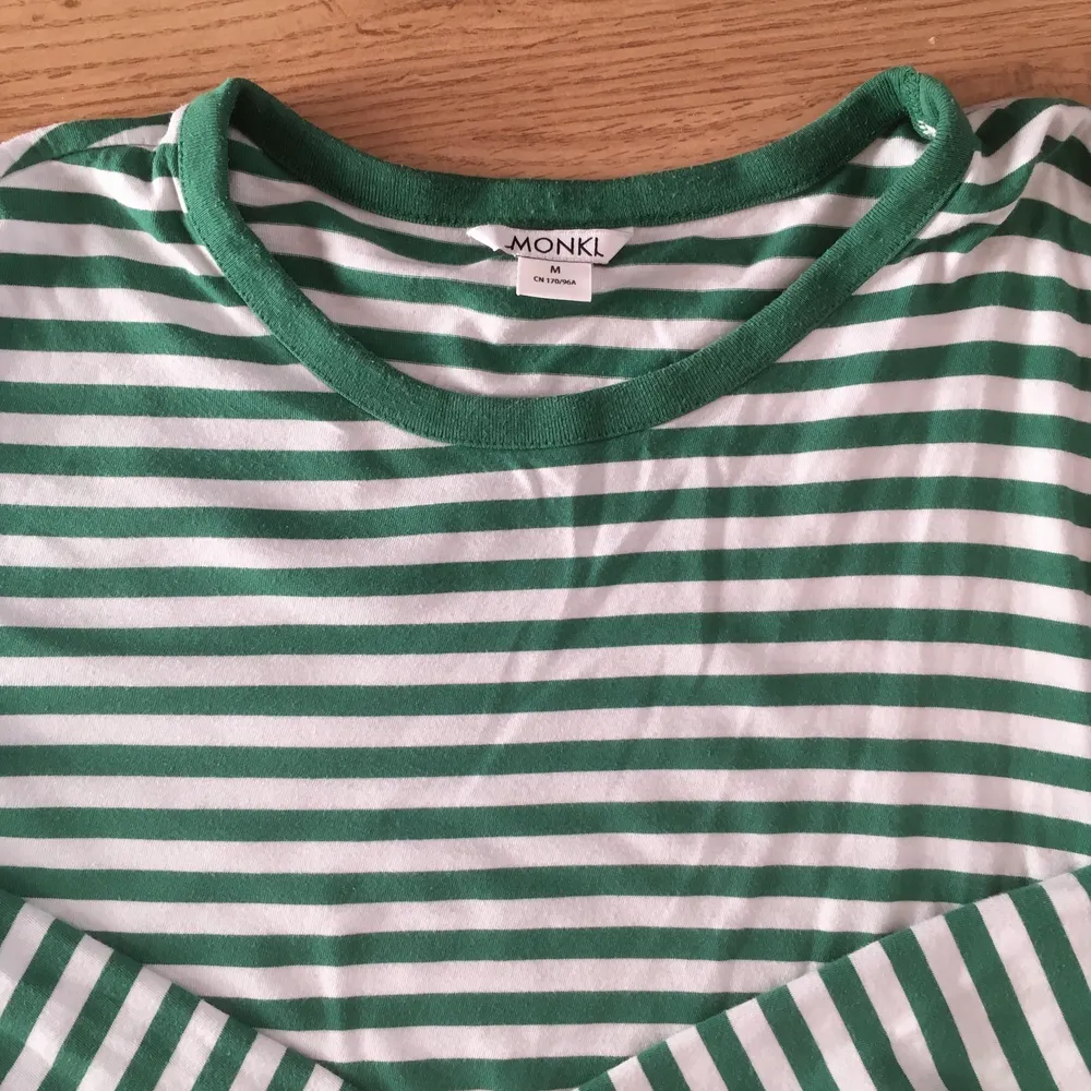 En grön randig tröja från Monki i storlek M. Säljer pga att den inte kommer till användning. Kontakta gärna om frågor finns eller om du vill se fler bilder på den 💚. Tröjor & Koftor.