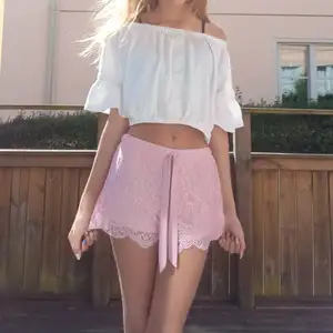 Snygga rosa shorts med vackert mönstrat mesh övertyg. Sitter jättebra och är väldigt sköna! Från hunkemöller i storlek s. Skriv privat för mer bilder 💕