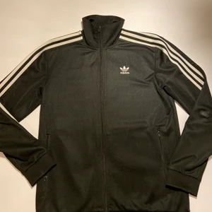 Säljer min adidas kofta - Säljer den för att den är för liten för mig