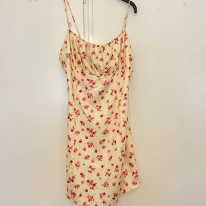 Satin klänning  - Satin klänning från bershka endast använd 1 gång. 