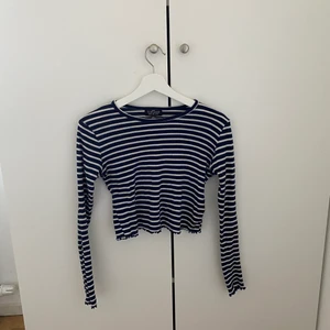 Randig långarmad t-shirt  - Randig långarmad t-shirt som är kroppad, storlek s, från Topshop. Säljer till första som skriver. (50kr+frakt). ( skriv vid fler bilder)