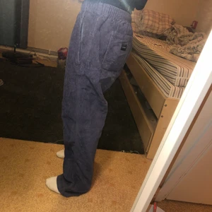 Obey byxor - Lila obey byxor i manchester, köpt på junkyard, endast använda ett fåtal gånger. Raka i passformen med snörning i midjan.