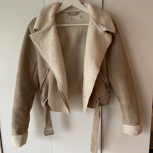 Beige jacka  - En beige jacka med fluff inuti med ett skärp, rätt tunn men skön! Säljer denna jacka då den inte kommer till användning och använd bara ett fåtal gånger! 
