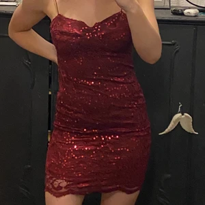 Röd paljettklänning  - Röd paljett klänning från Nelly perfekt till jul och nyår! Helt oanvänd med lappen kvar.