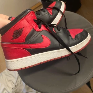 Nike air jordan mid - hej! säljer nu mina nike jordan 1 mids i storlek 39 i färgen banned. köptes här på plick i somras, och dom var då nya. jag har endast använt dom i någon månad och är i gott skick. kan skickas men köparen står för frakt:)