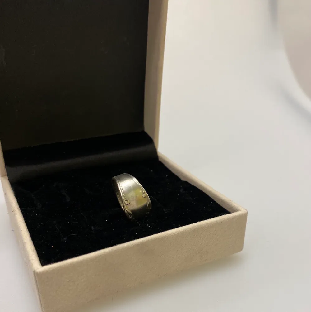 Här är vår ring ”Idun” - gjord av en gammal sked!                      Storlek: 18                                                                                 Material: Nysilver                                                                      Pris: 149 kr. Accessoarer.