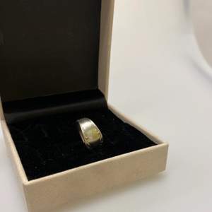 Här är vår ring ”Idun” - gjord av en gammal sked!                      Storlek: 18                                                                                 Material: Nysilver                                                                      Pris: 149 kr