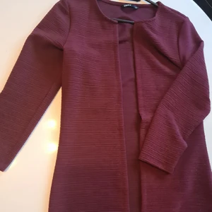 Kofta - Vinröd kofta från only. Har aldrig kommit till användning pga lite stor på mig. 