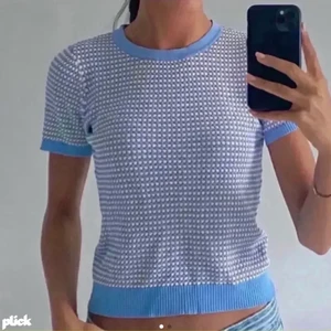 Populär zara topp - Säljer denna populära slutsålda zara tröjan! Bra skick och inga defekter ❤️ Köp direkt för 400 då dom är slutsålda överallt och väldigt populära! Den är i storlek M men sitter perfekt på mig som i vanliga fall är xs! 