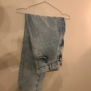 ljusblå jeans - ljusblå jeans från bikbok i strlk M