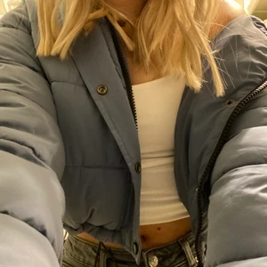 Jacka från Urban Outfitters - Säljer nu min jacka från Urban Outfitters. Använd max 5 ggr💕
