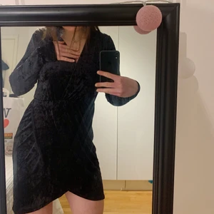Svart klänning - Svart klänning i velvet material från bik bok. Helt oanvänd med lappen kvar. Passar perfekt till t ex nyår. Storlek M. Köparen står för frakt