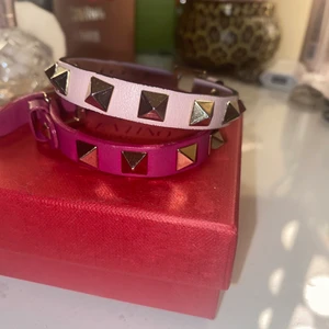 Valentino armband  - Säljer mina valentino armband i en ljusrosa och mörkrosa färg. Den ljusrosa har allting ( box, dustbag, kvitto, äkthetsintyg) den mörkrosa är limited edition köpt från vestair men  har äkthetsbevis på den me! 💓💓💓 1300 för ljusrosa (nypris 2200) 900 för mörkrosa 