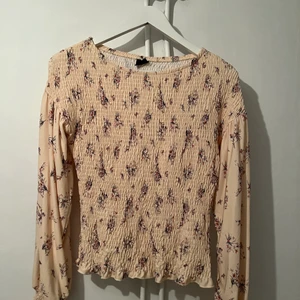 Blus - Fin somrig blus ifrån ginatricot! Knappt använd. Storlek M, pris 150kr och köpare står för frakt 💕