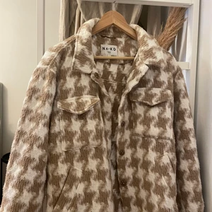 Beige och vit jacka  - Säljer en beige och vit jacka från NA-KD. Den är i storlek 36❣️❣️ Tror jag köpte den för ca 500 och säljer den för 200kr exklusive frakt.❣️