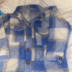 Blå rutig jacka - En rutig jacka ifrån Pretty Little Thing. Aldrig använd