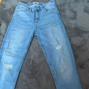 Jeans storlek xs - Blåa slitna jeans i storlek xs. Använt nån en staka gång.