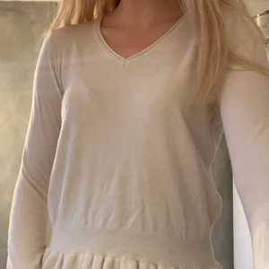 Gullig tröja - En gullig och supermjuk beige tröja med en liten volangkant längst ner. Liten v-ringning och långa ärmar. Strl xs. Använd fåtal gånger.