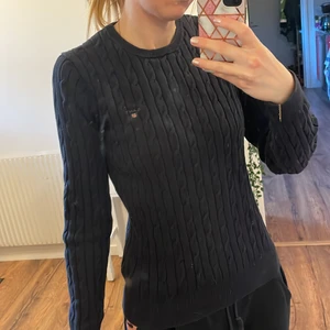 Marinblå Gant-tröja - Kabelstickad tröja från Gant. 