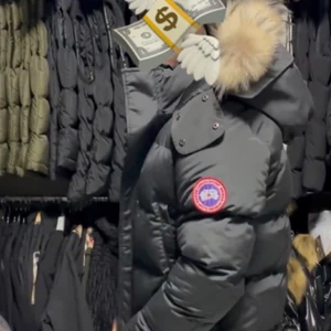 Canada goose jacka - 2399kr priset inte hugget i sten 