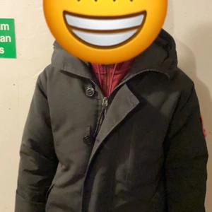 Canada goose jacka  - Jackan behöver kemtvättas, storlek M, saknar knappar. Köparen står för frakten.