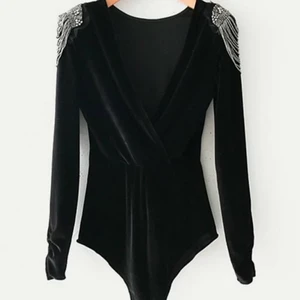 Svart blus  - Svart blus med pärldekoration på axlarna 