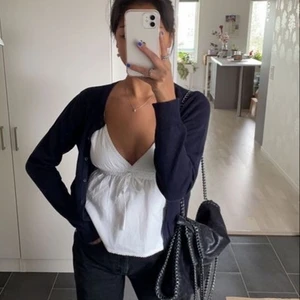 BABYROSA KOFTA - 1bild lånad, likadan fast mörkblå☺️ Urgullig rosa kofta. Lika fin att ha knäppt som öppen. Är väldigt osäker på om jag vill sälja, säljer vid bra pris💕💕💕💕💕💕 BUD 160