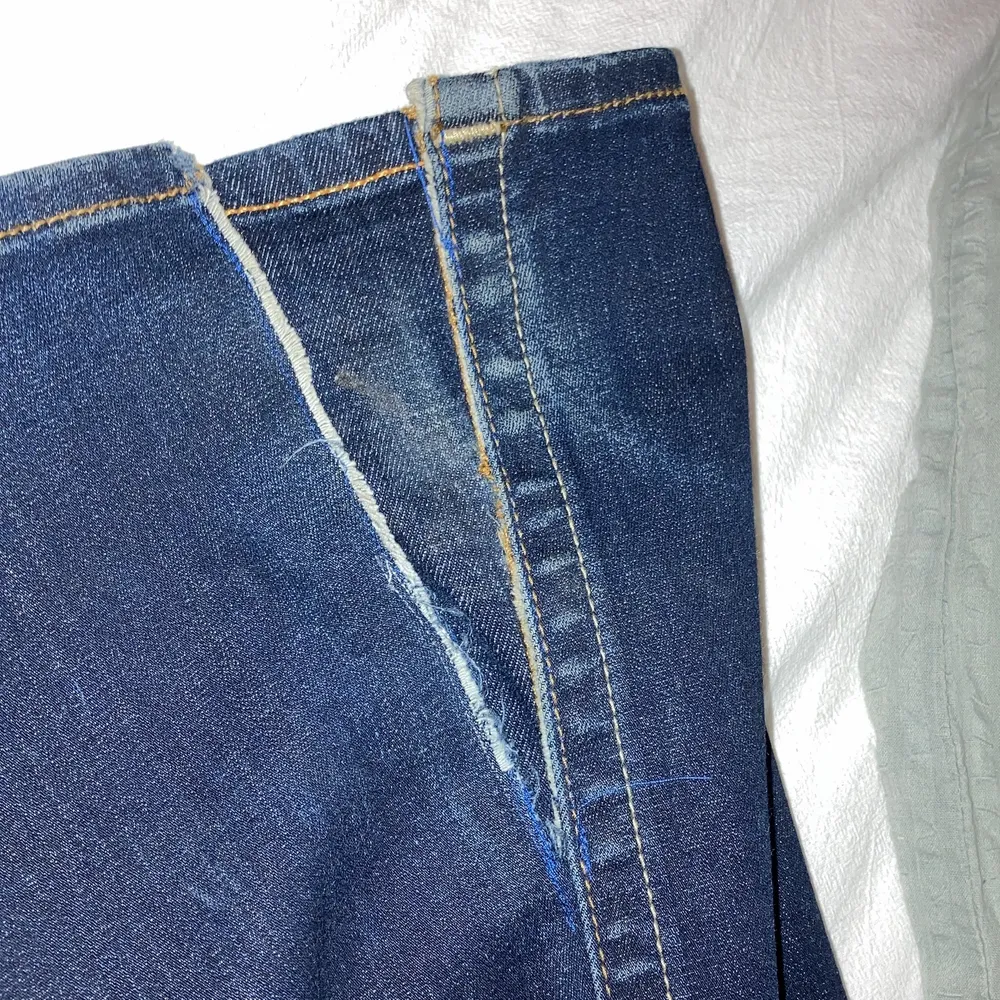 Riktigt snygga true religion jeans jag har sytt till en tygbit där nere för att de ska få fetare passform men annars är dom i väldigt bra skick, dom är storlek 29 men passar lite större eftersom materialet är elastiskt,  köpare står för frakten😁. Jeans & Byxor.