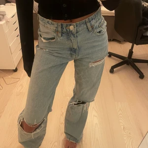 As snygga oanvända jeans från zara❤️ - Jätte najs oanvända jeans från zara endast provade ❤️ i storlek 36 men passar även 34❤️ Säljer då jag int kan lämna tillbaka! Jag är 170❤️ 
